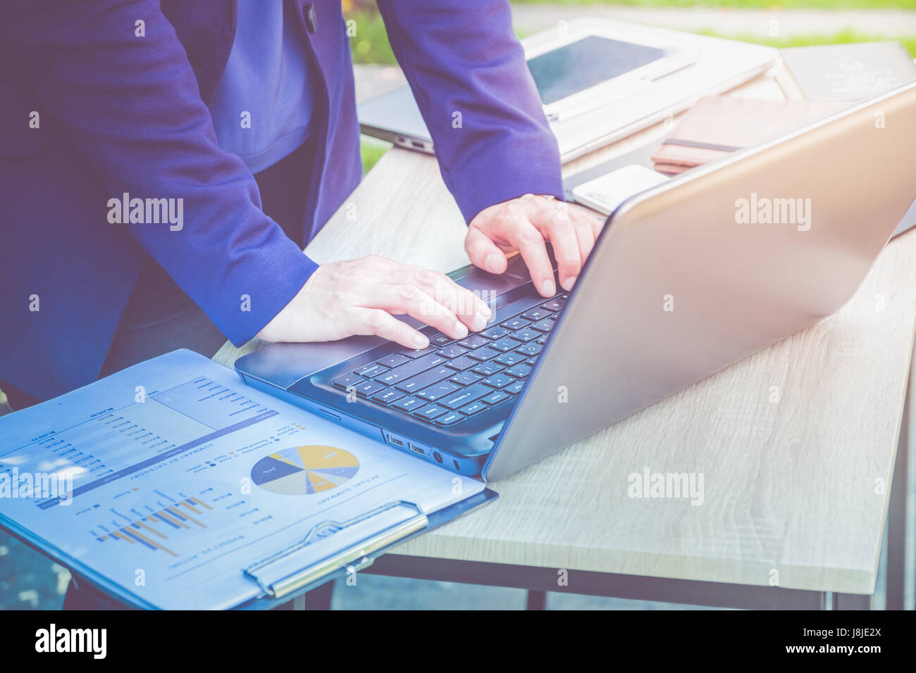 Close up businesswoman part de la saisie sur ordinateur portable sur la table de travail,à l'extérieur du bureau avec la technologie de gestion de réseau,filtré. Banque D'Images