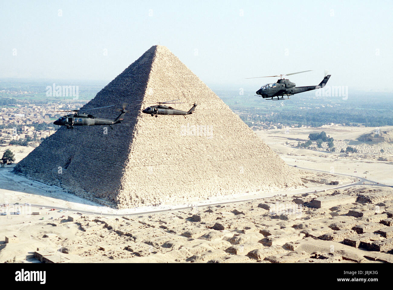 Les hélicoptères militaires battant en face d'une pyramide en Egypte Banque D'Images