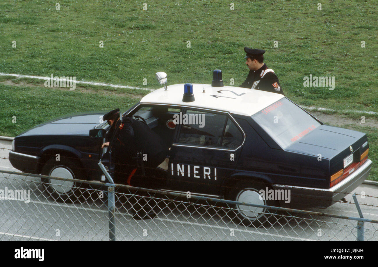 Policiers italiens de maintenir un périmètre de sécurité autour de l'aéroport où le président Ronald Reagan est arrivé pour le sommet de Venise. Banque D'Images