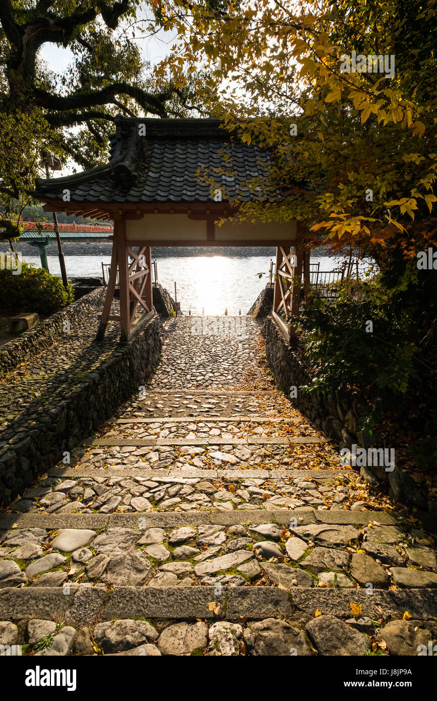 Un escalier à la rivière Uji à Uji Japon. Banque D'Images