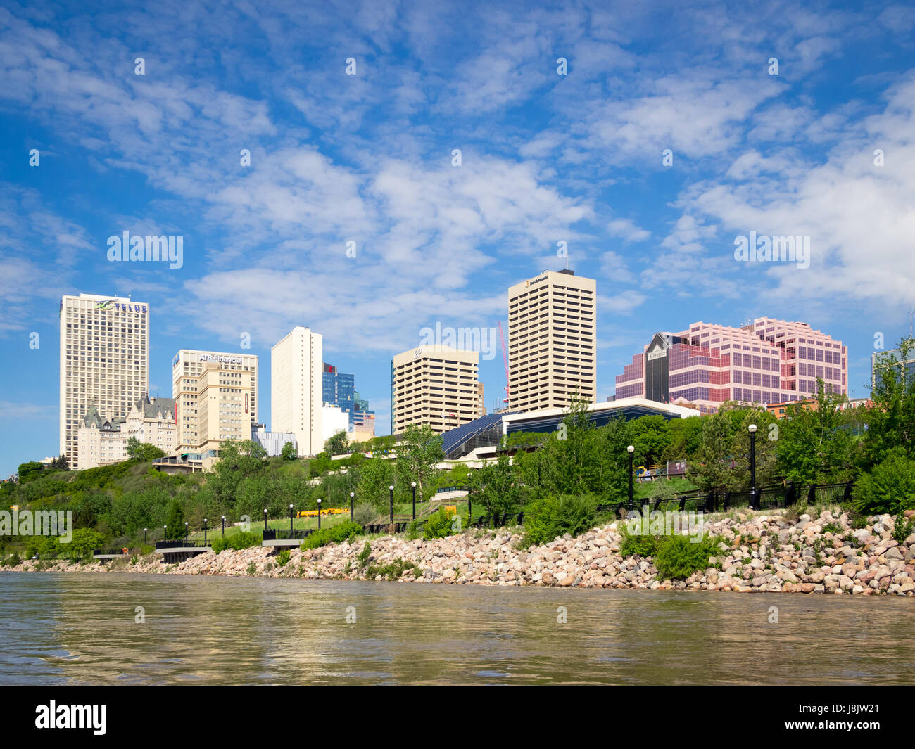 L'horizon d'Edmonton, Alberta, Canada, vu de la rivière Saskatchewan Nord. Banque D'Images