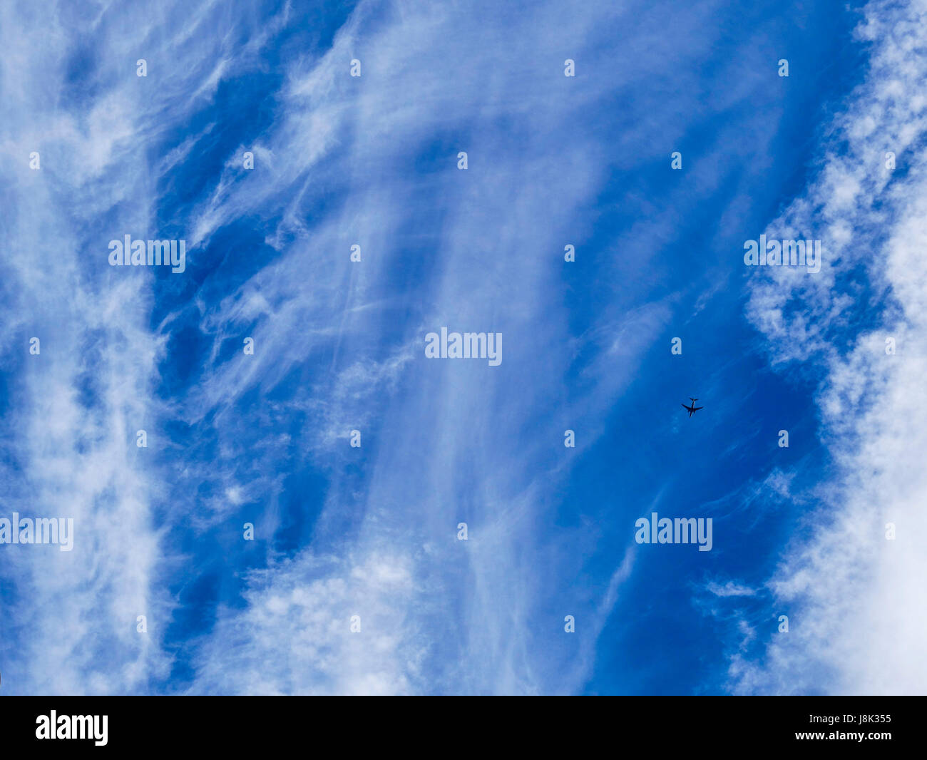 Ciel bleu avec des nuages cirrus et d'aéronefs. Banque D'Images