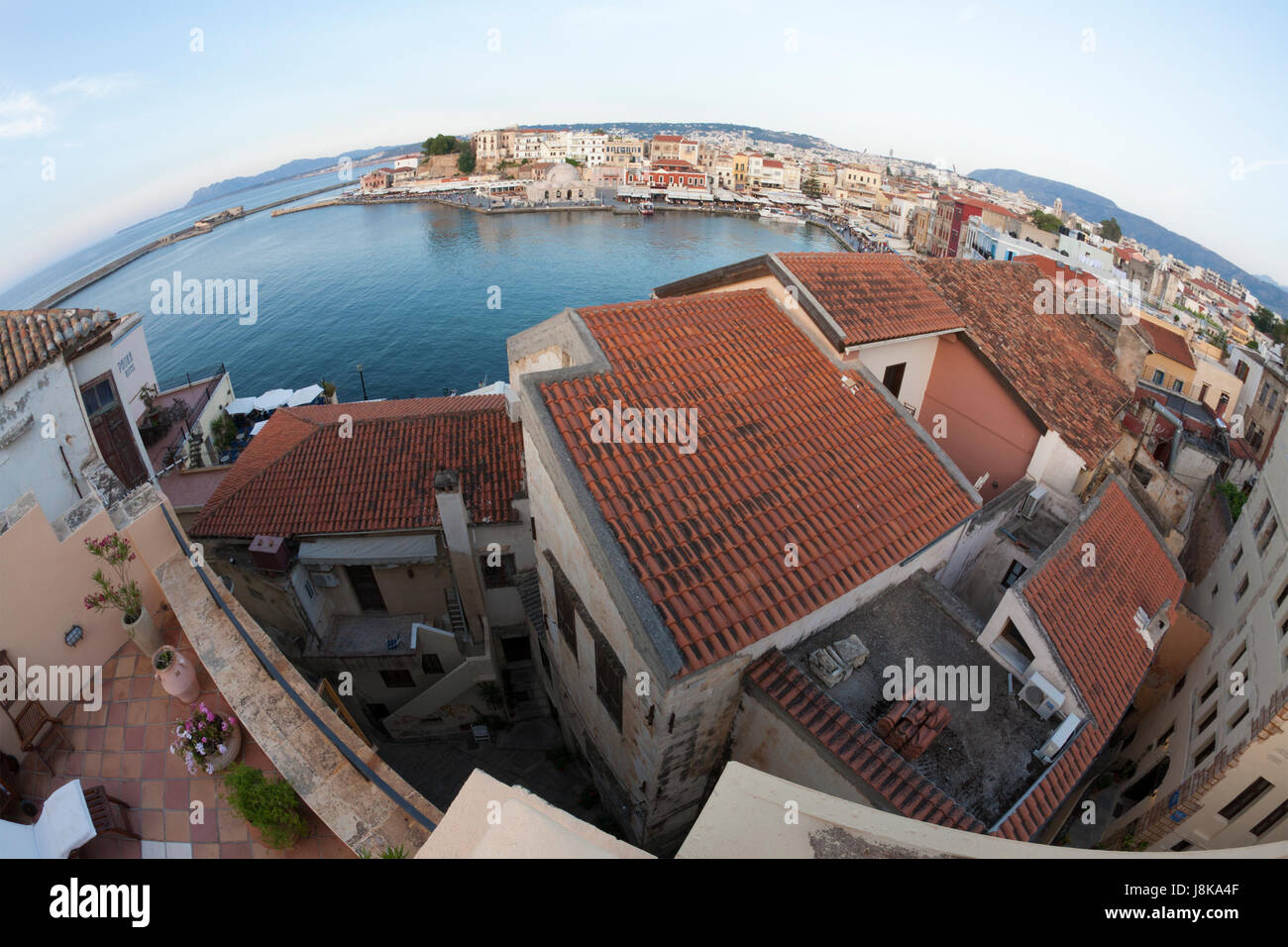 La vieille ville de Chania et le port vénitien en bord de mer, sur la Crète dans les îles grecques. Banque D'Images