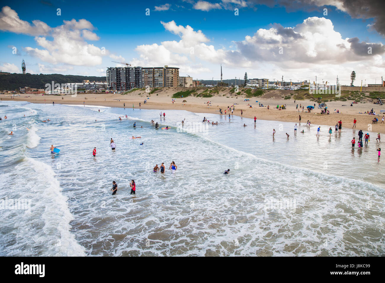 Durban - Afrique du Sud, le 17 janvier 2015 : Les gens de profiter de la plage de Durban Banque D'Images