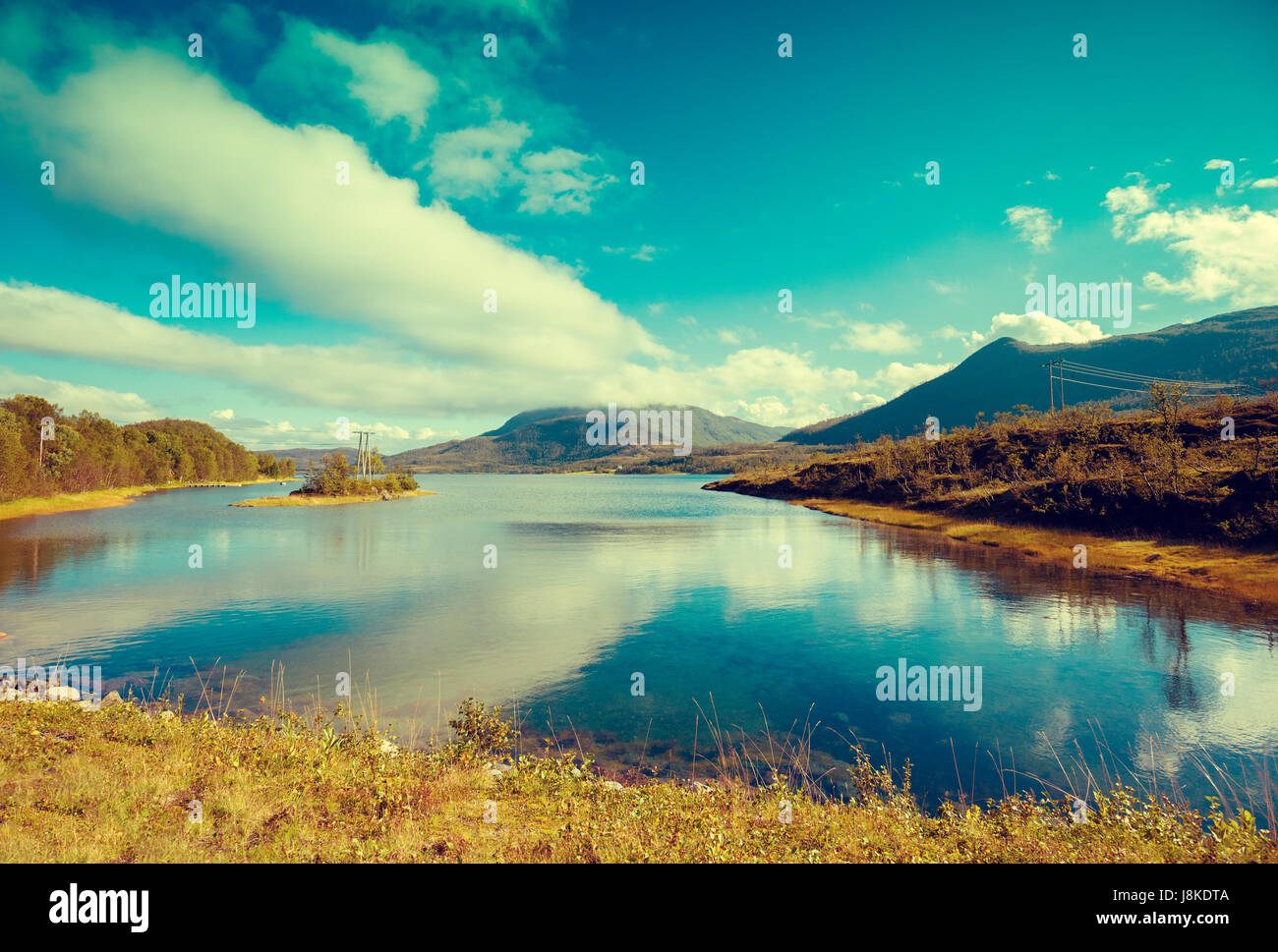 Côte Rocheuse du lac de montagne avec ciel nuageux ciel bleu en automne. La belle nature de la Norvège. Réflexion sur le lac Banque D'Images