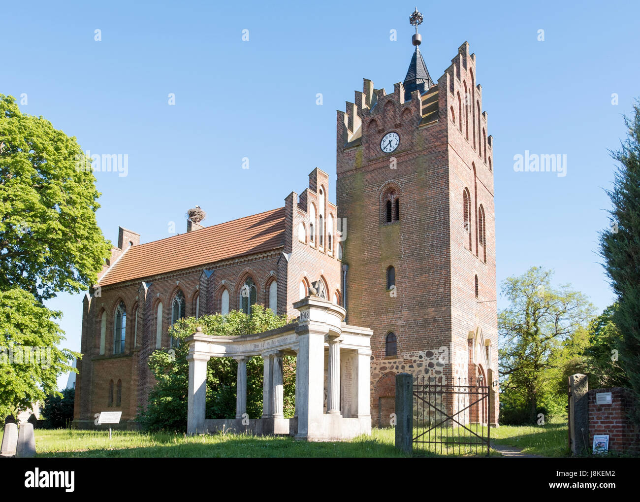 Linum église du village et War Memorial, Brandebourg, Allemagne Banque D'Images