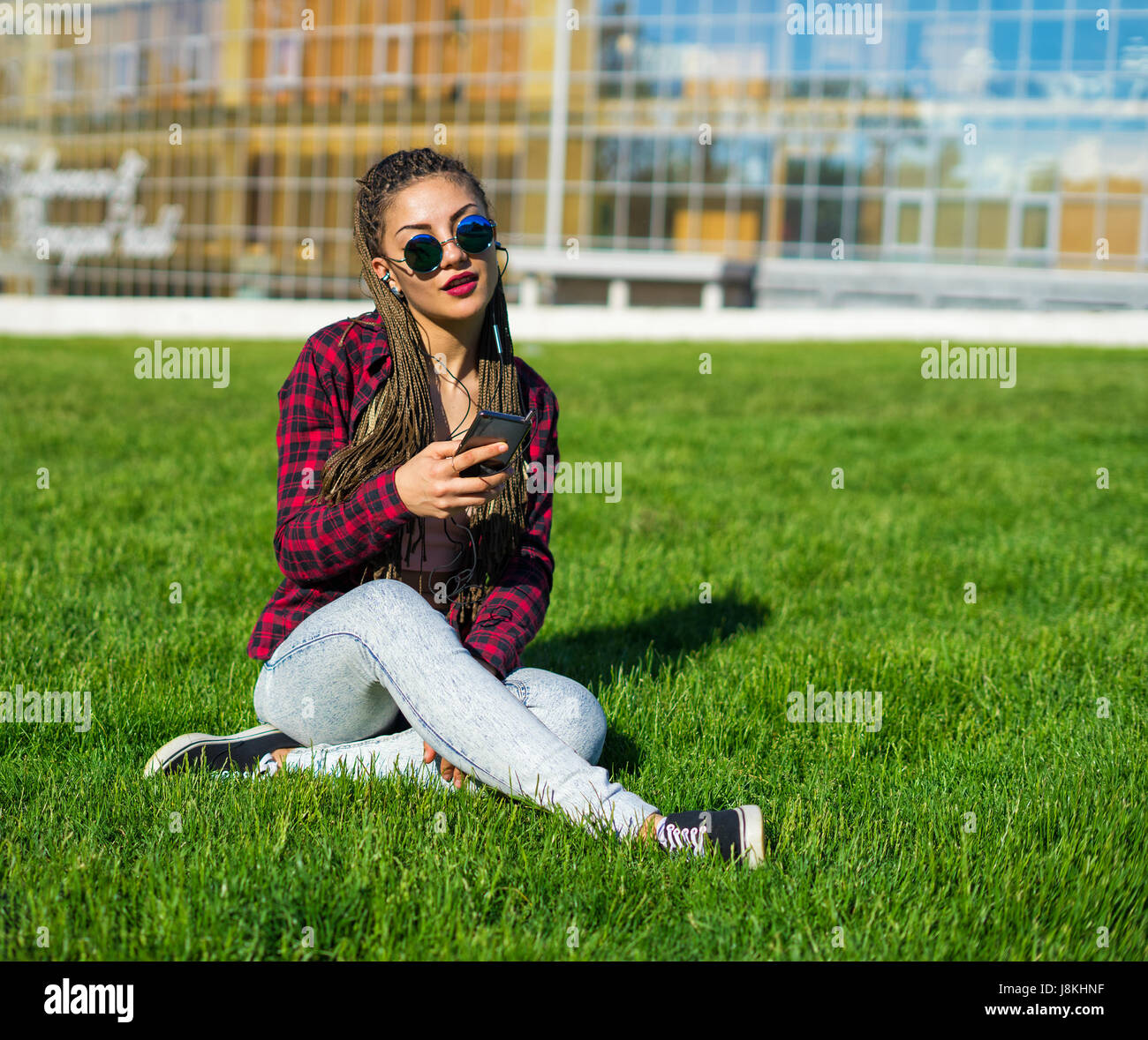 Girl avec zizi redoute cornrows écouter de la musique Banque D'Images
