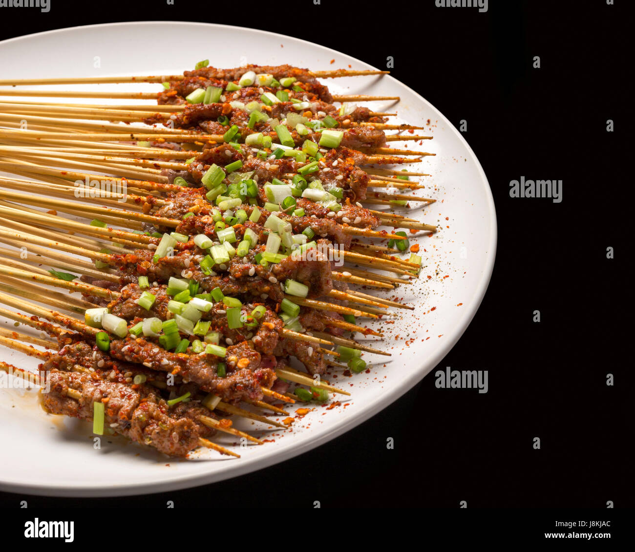 Une plaque de barbecue chinois sur fond noir Photo Stock - Alamy