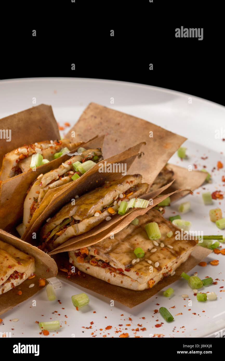 Une plaque de barbecue chinois sur fond noir. Tofu puant Banque D'Images