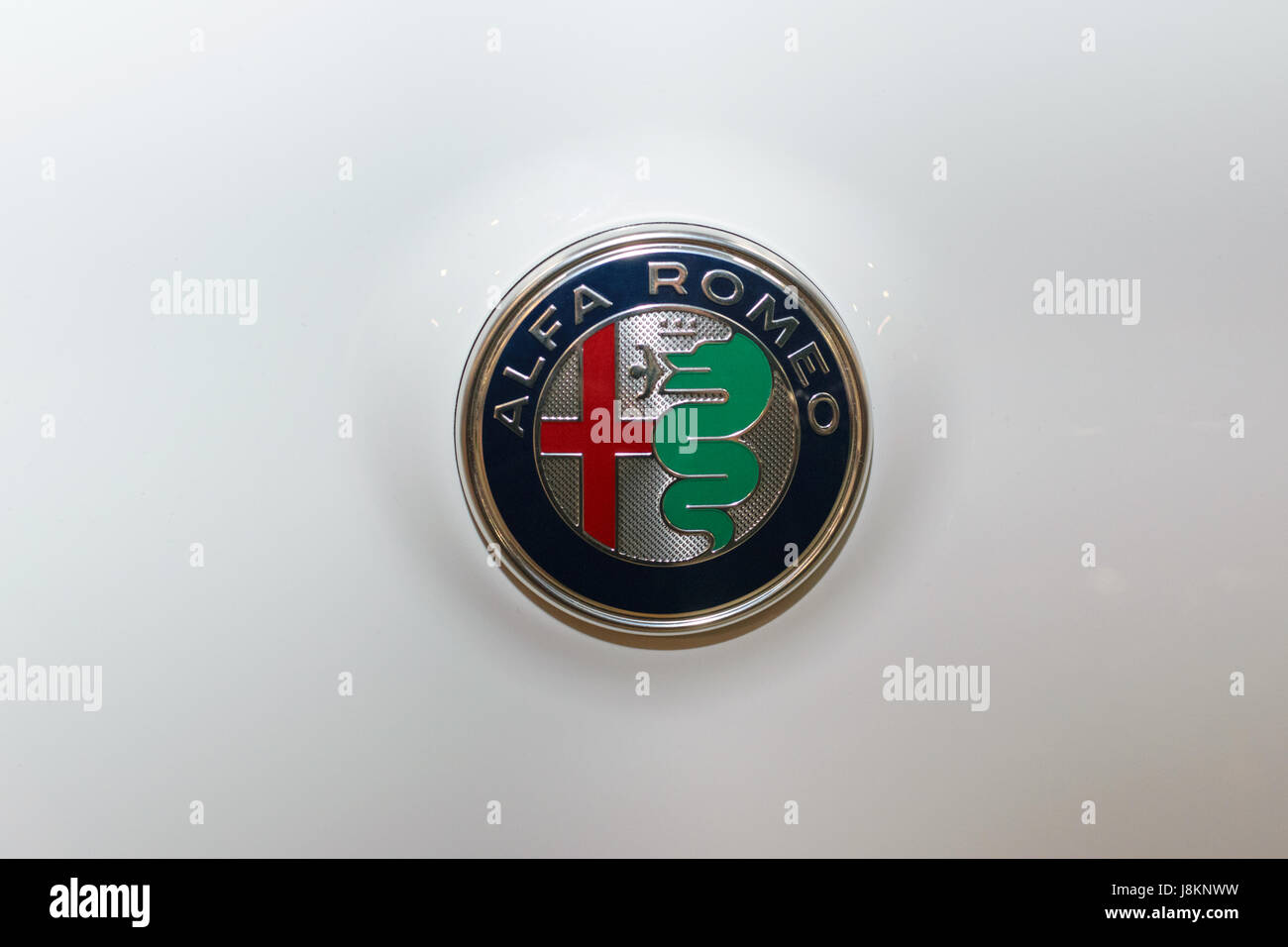 Cracovie, Pologne, le 21 mai 2017 : Alfa Romeo sign close-up pendant MotoShow à Cracovie. Automobiles Alfa Romeo est un constructeur automobile italien. Banque D'Images