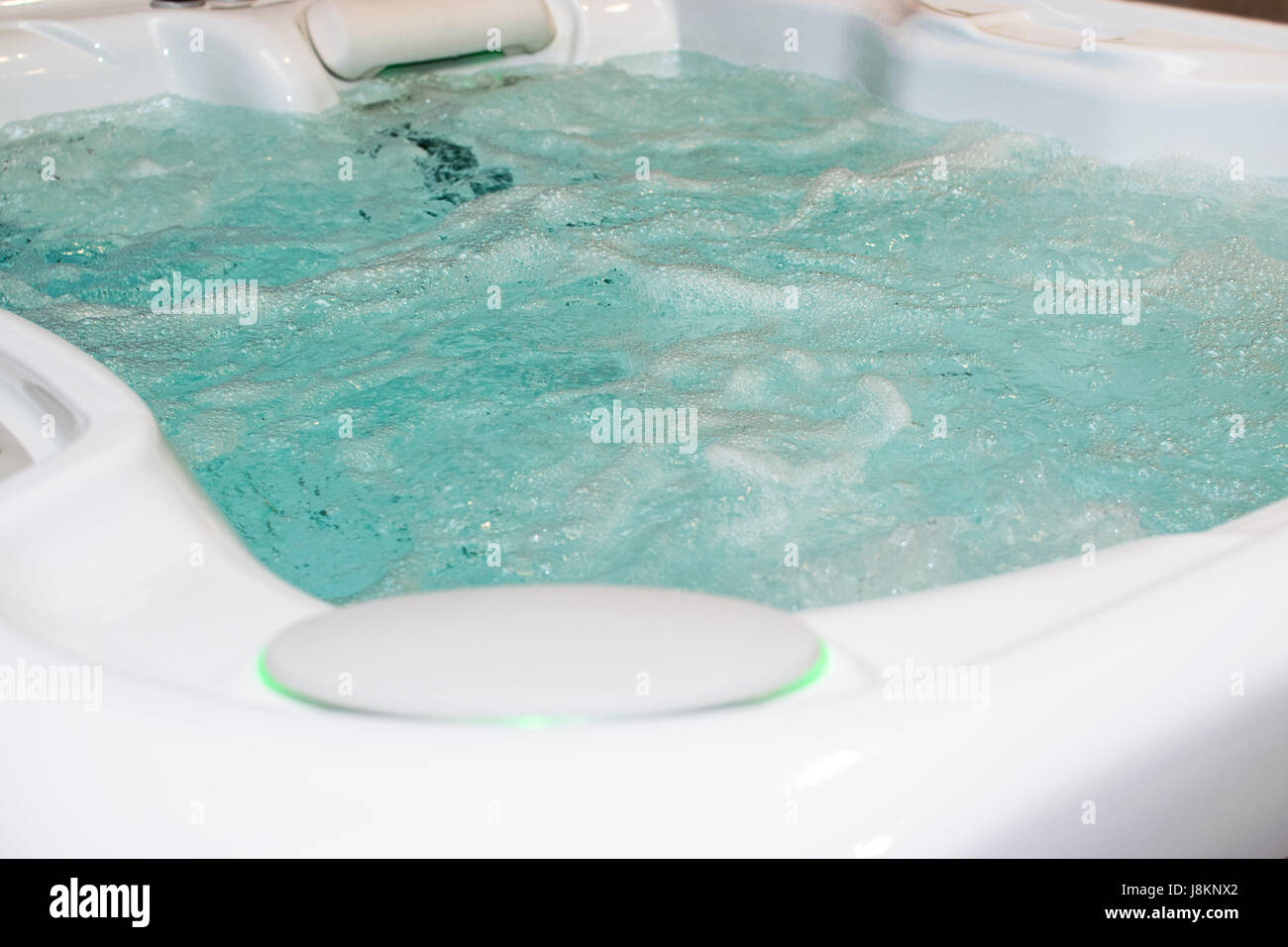 Jacuzzi bouillonnant moderne dans un spa ou dans un hôtel de luxe, appartement de vacances. Banque D'Images