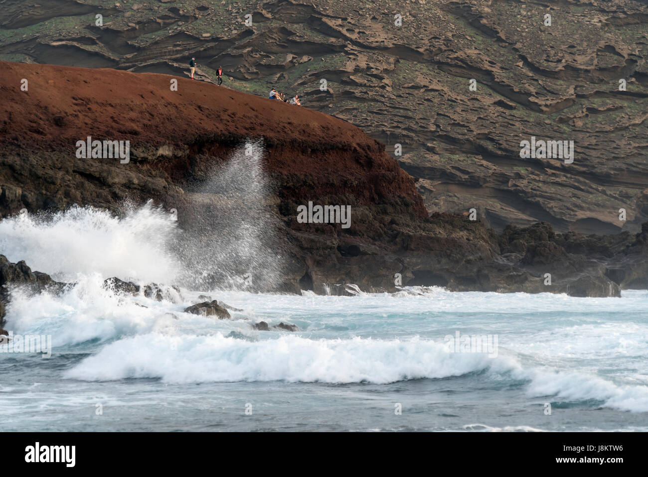 'Beobachten die Brandung bei El Golfo, Lanzarote, Insel Kanarische Inseln, Spanien | touriste regardant le surf en El Golfo, Lanzarote, Canaries Banque D'Images