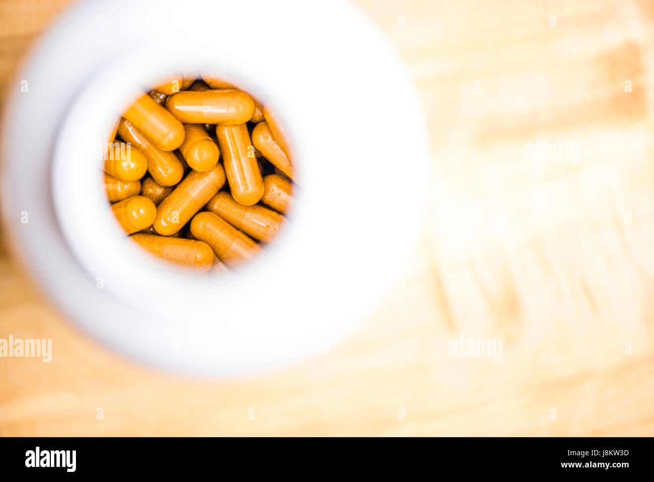 Curcuma dans une bouteille sur une table en bois Banque D'Images