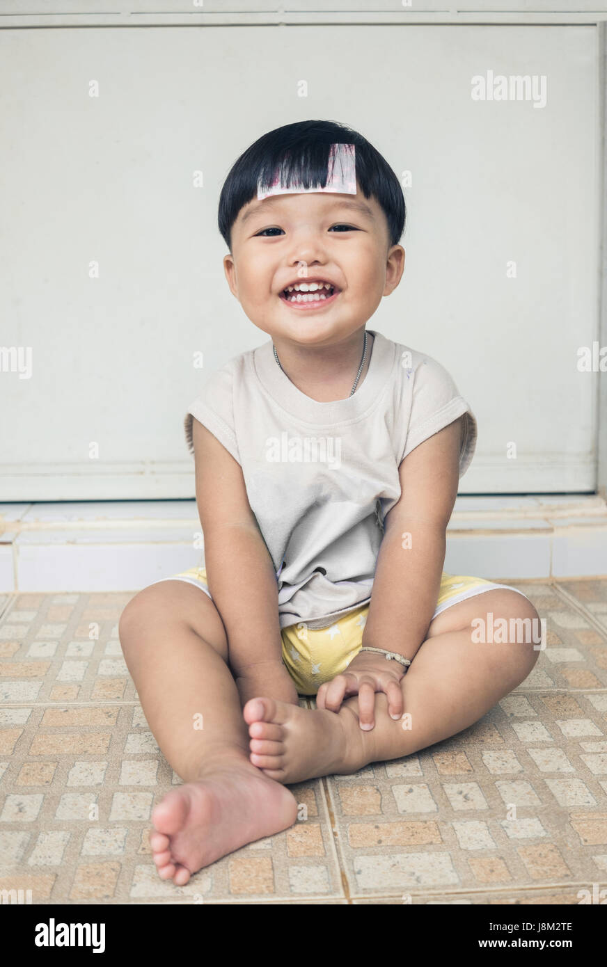 Mignon Petit Enfant Asiatique De 2 à 3 Ans Enfant Garçon S'amusant