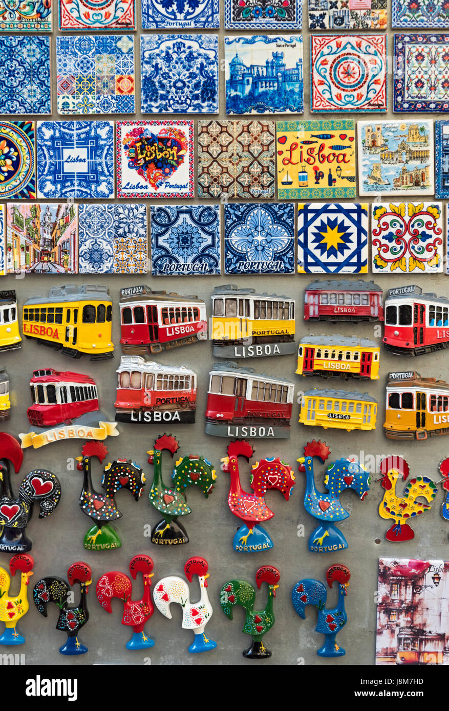Aimants de réfrigérateur de tramways en céramique et tuiles azulejo, Lisbonne, Portugal Banque D'Images