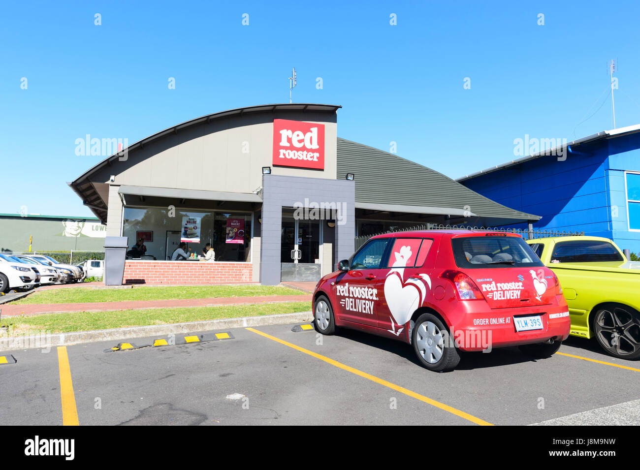 Poulet Red Rooster Restaurant Fast Food avec voiture de livraison, Péruwelz, New South Wales, NSW, Australie Banque D'Images