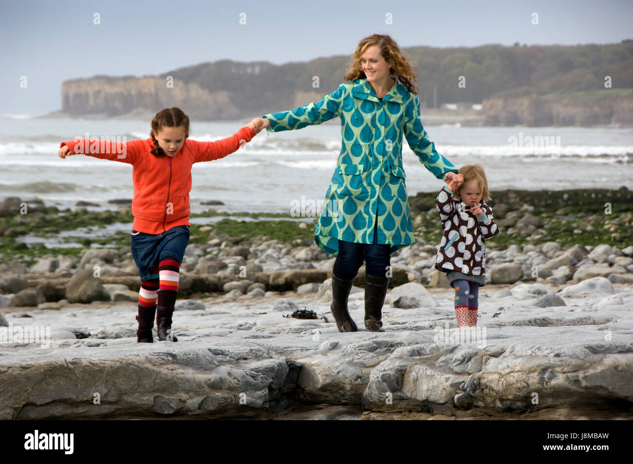 Nicola Wilkes avec filles Ruby (7) et (2)Imogen à leur domicile de Llantwit Major, et marche sur la plage.. Banque D'Images