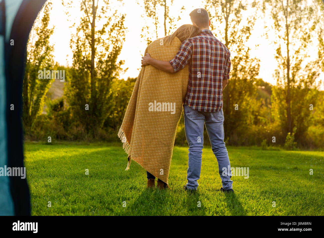 Jeune couple dans l'amour après le réveil dans la nature Banque D'Images