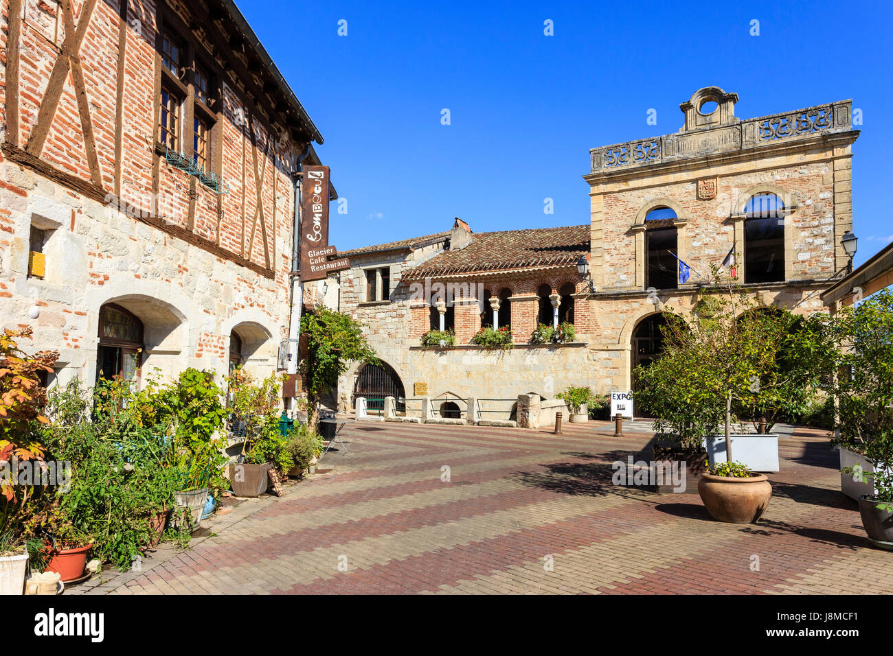 France, Lot et Garonne, Penne d'Agenais, la place de la Mairie Photo Stock  - Alamy