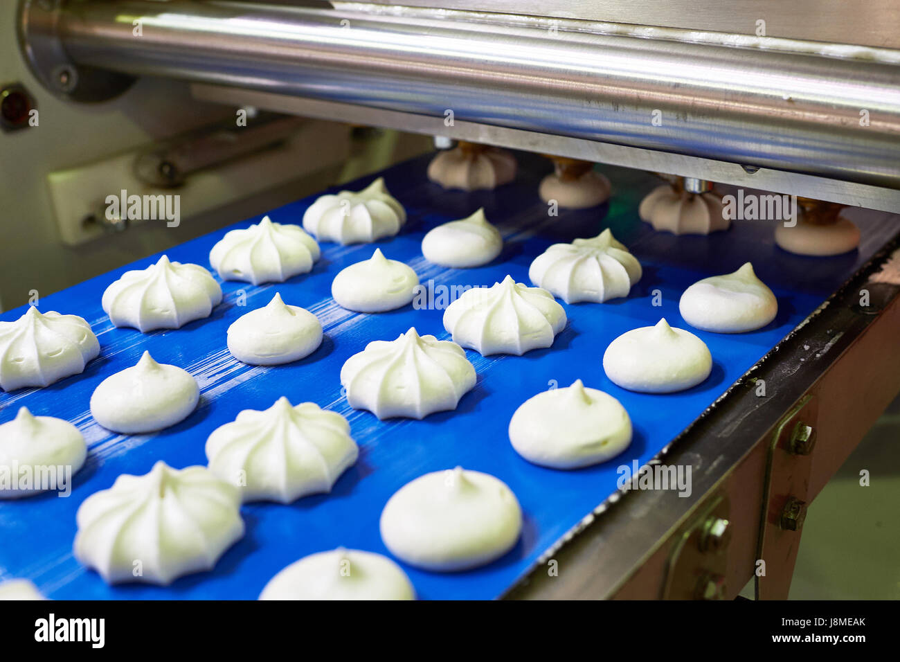 Convoyeur pour la production de guimauves, bonbons et crème de roses Banque D'Images