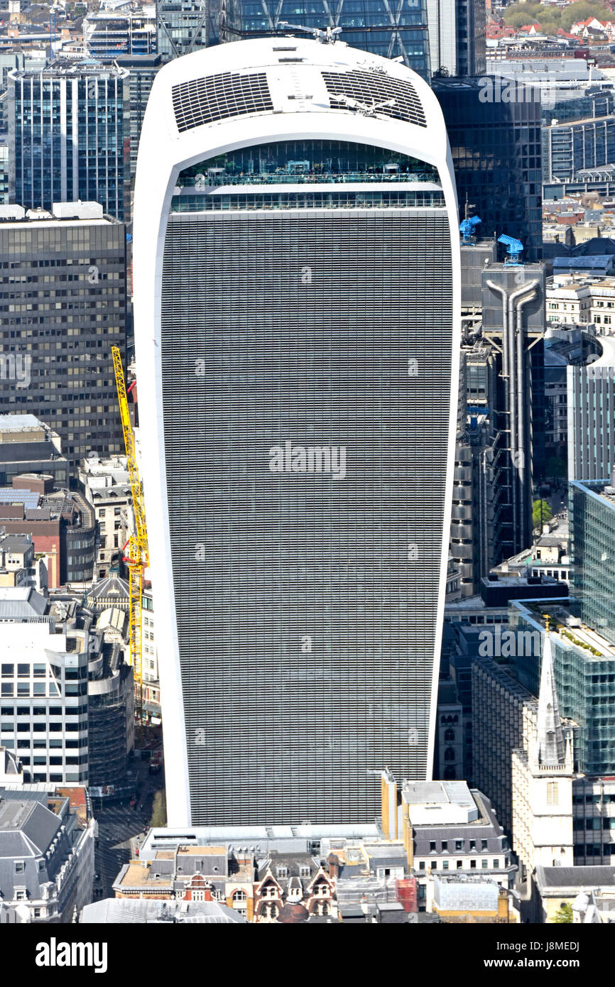 Gros plan vue aérienne pleine longueur à l'édifice, catégorie gratte-ciel talkie walkie 20 Fenchurch Street Ville de London England UK avec Sky Garden et de toit Banque D'Images