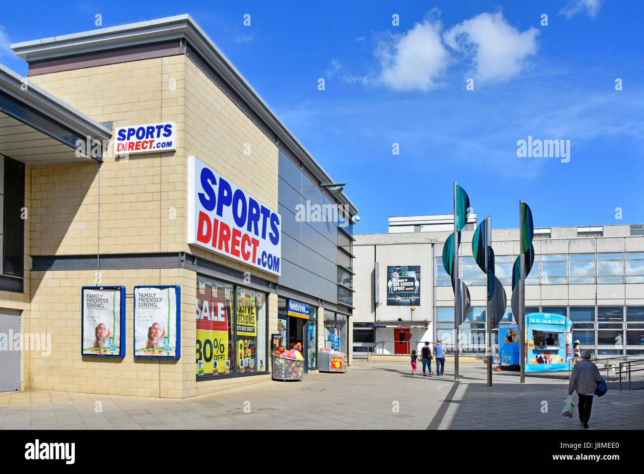 Harlow Essex Nouveau Ville centre commercial de détail au Royaume-Uni et de vitrine de magasin Shoppers en dehors des sports Direct avec salon de crème glacée à côté de personnes Banque D'Images