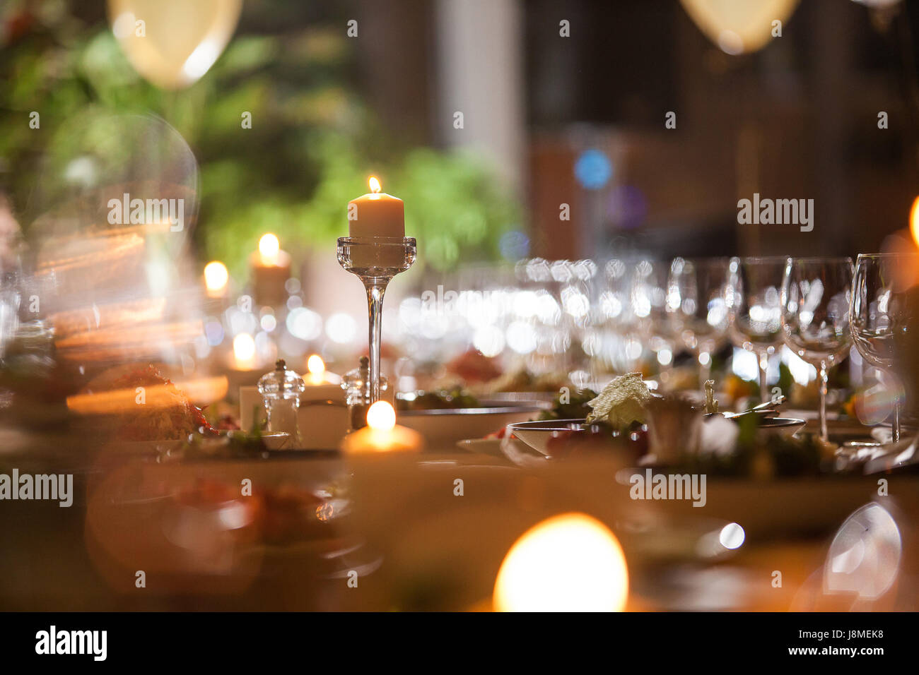 Une soirée romantique au restaurant, la fabrication de bougies set table,  beaucoup de verres pour les clients, la maison de l'anticipation Photo  Stock - Alamy