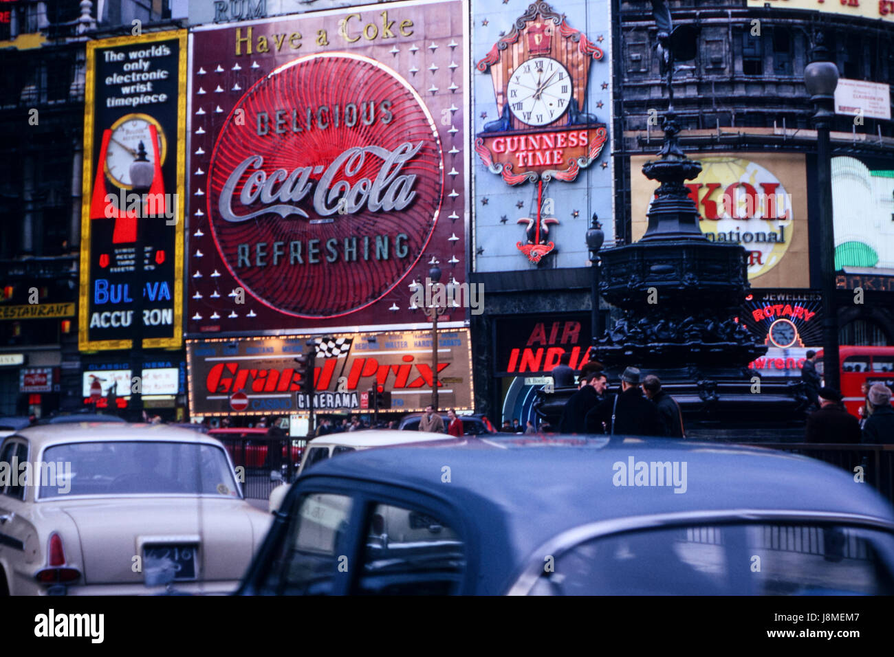 Image vintage de Piccadilly Circus à Londres prise en avril 1967 montrant divers panneaux d'affichage de l'époque, y compris Coca Cola, Guiness, Skol Banque D'Images