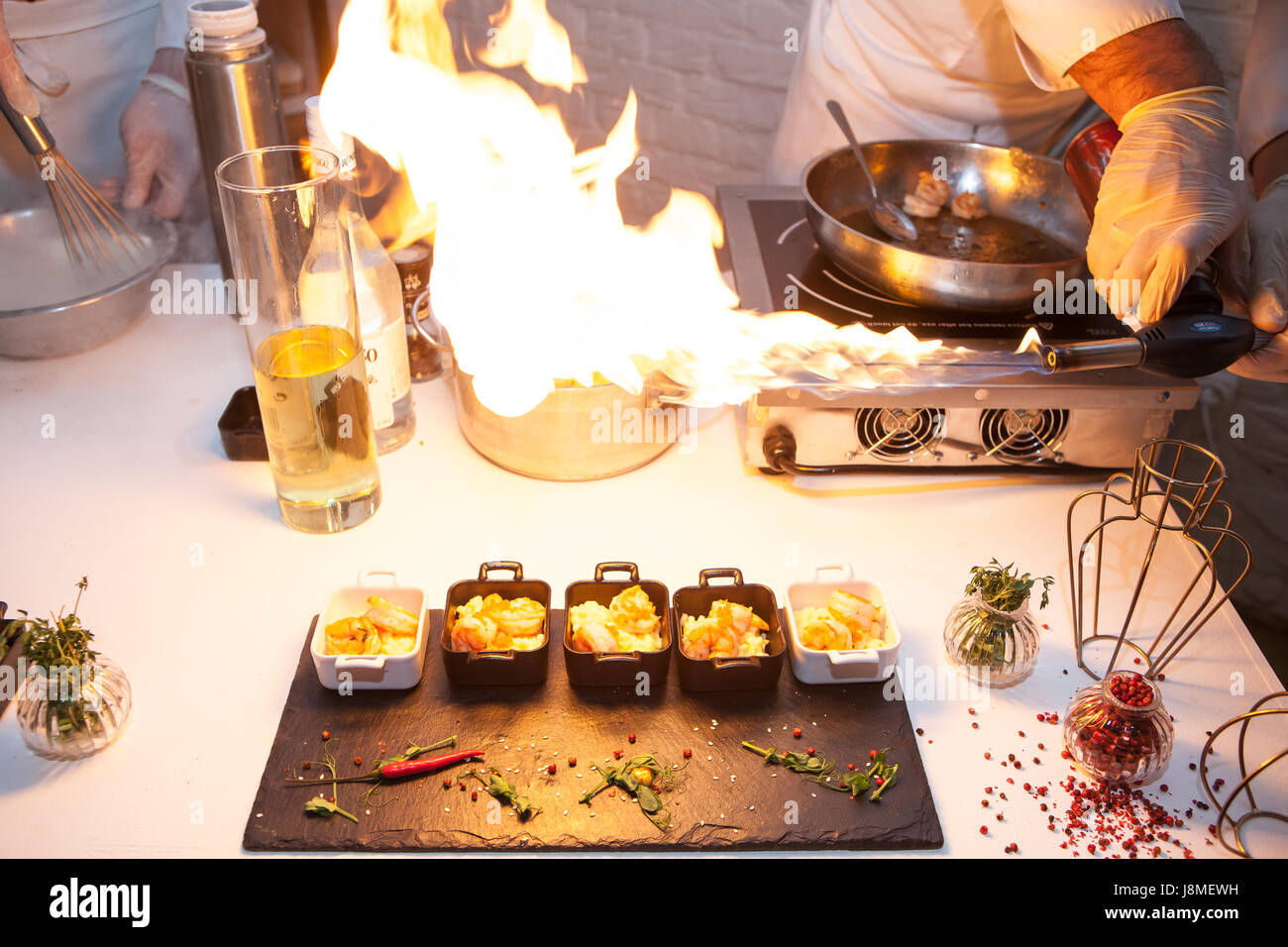 Chef avec le feu dans la cuisinière, émissions culinaires Banque D'Images