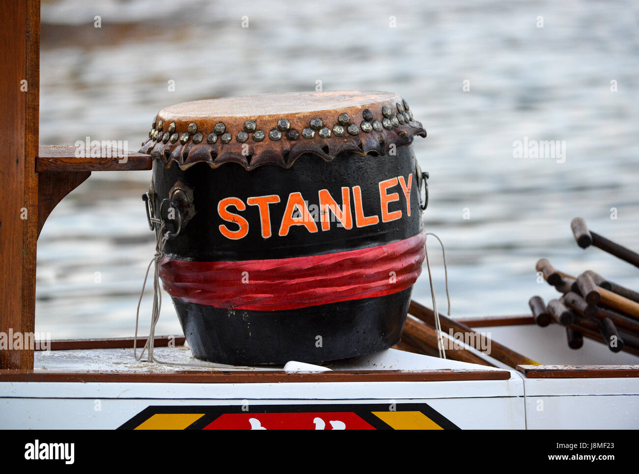 Un tambour utilisé pour le temps de maintien est assis à bord d'un bateaux  dragons es courses de bateau dragon de Stanley Park, l'île de Hong Kong,  Hong Kong Photo Stock -