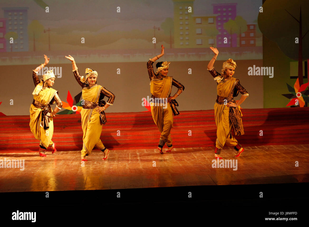 Les femmes du Bangladesh effectuer une danse traditionnelle à Dhaka. Banque D'Images