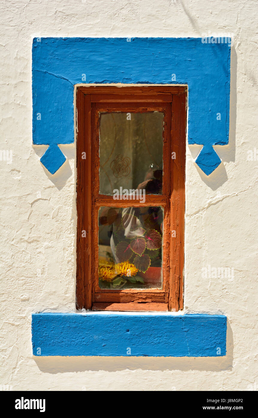Fenêtre du petit village traditionnel de Santa Susana, très riche en architecture traditionnelle avec des maisons blanches. Portugal Banque D'Images
