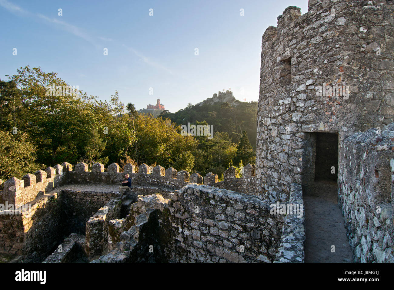 Castelo dos Mouros (Château des Maures), datant du 10e siècle, et le palais de Pena. Site du patrimoine mondial de l'Unesco. Portugal Banque D'Images