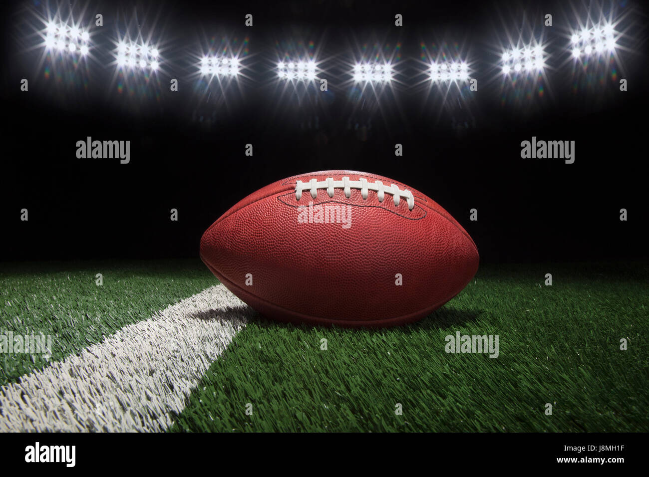 Low angle view of professional football style sur cour ligne de champ sous les lumières du stade Banque D'Images
