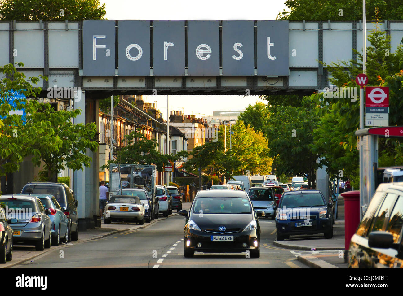 Pont ferroviaire sur Cann Hall Road, Leyton, Londres E11 comme il laisse Wanstead Flats Banque D'Images