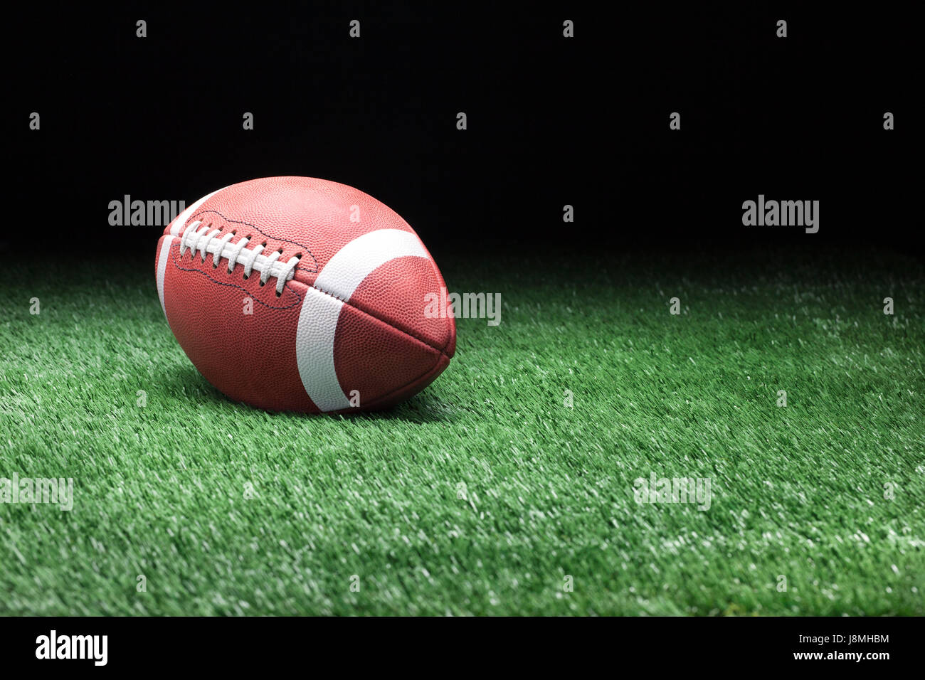 College football style sur pelouse sur un fond sombre Banque D'Images