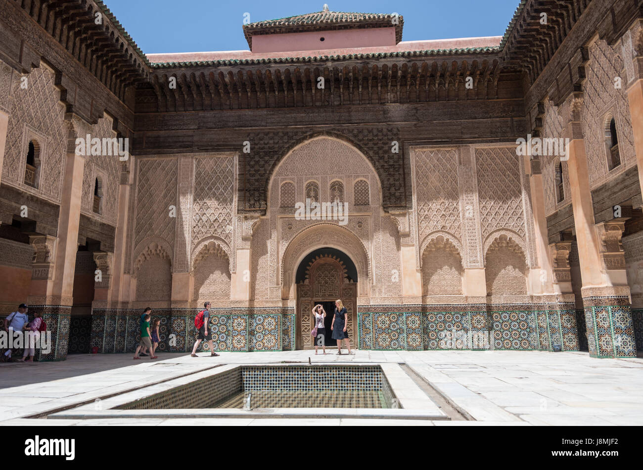 Marrakech, Maroc - 3 mai 2017 : les touristes dans la cour intérieure de la Médersa Ben Youssef, Marrakech,Maroc Banque D'Images