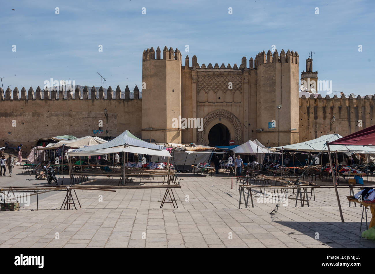 Fes, Maroc - 9 mai 2017 : Marché de Bab Al Riadinou. Bab Al Riadinou est une porte à l'ancien Fès El Bali, la médina (vieille ville) Banque D'Images