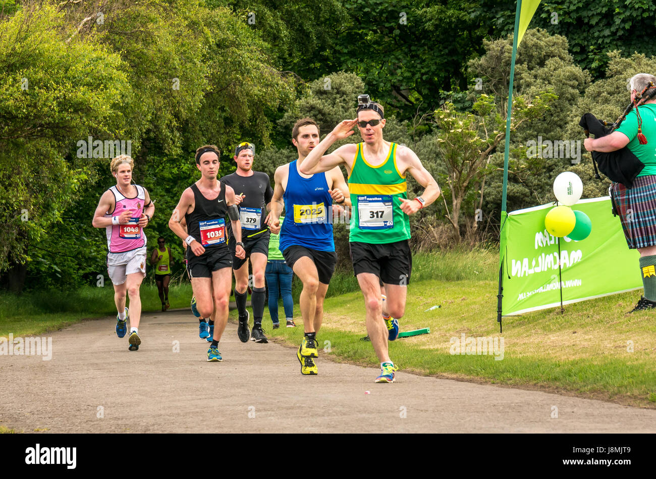 Coureurs au Edinburgh Marathon Festival 2017, Gosford Estate, East Lothian, Écosse, Royaume-Uni avec un coureur homme portant un casque d'écoute rendant hommage Banque D'Images