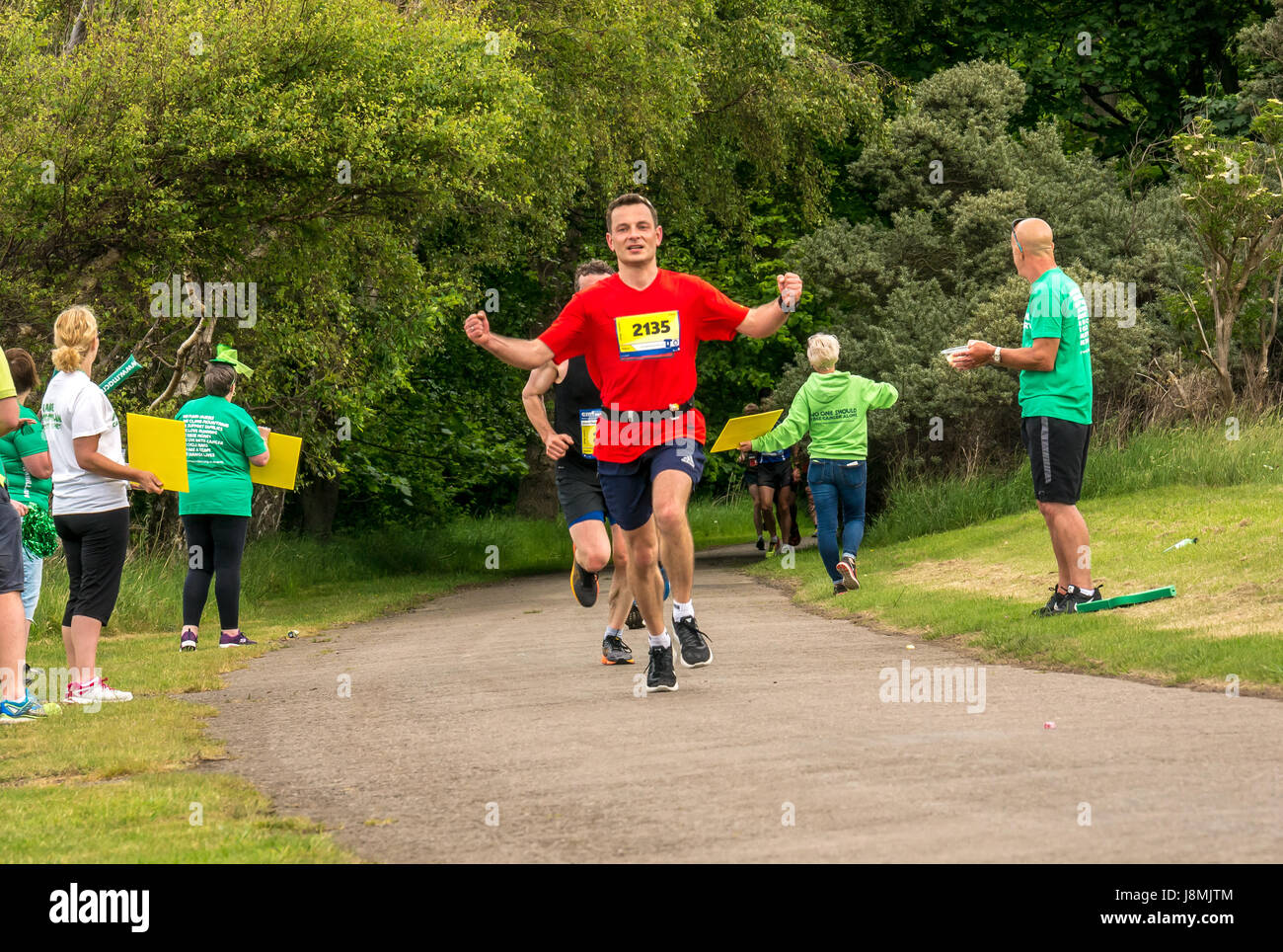 Coureurs au Edinburgh Marathon Festival 2017 à Gosford Estate, East Lothian, Écosse, Royaume-Uni avec coureur masculin faisant des gestes Banque D'Images