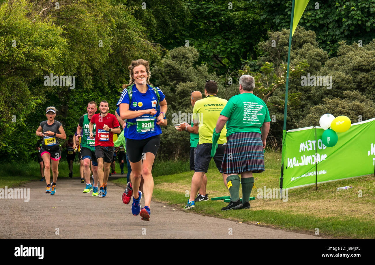 Coureurs au Edinburgh Marathon Festival 2017 à Gosford Estate, East Lothian, Écosse, Royaume-Uni avec une jeune femme en queue de porc Banque D'Images