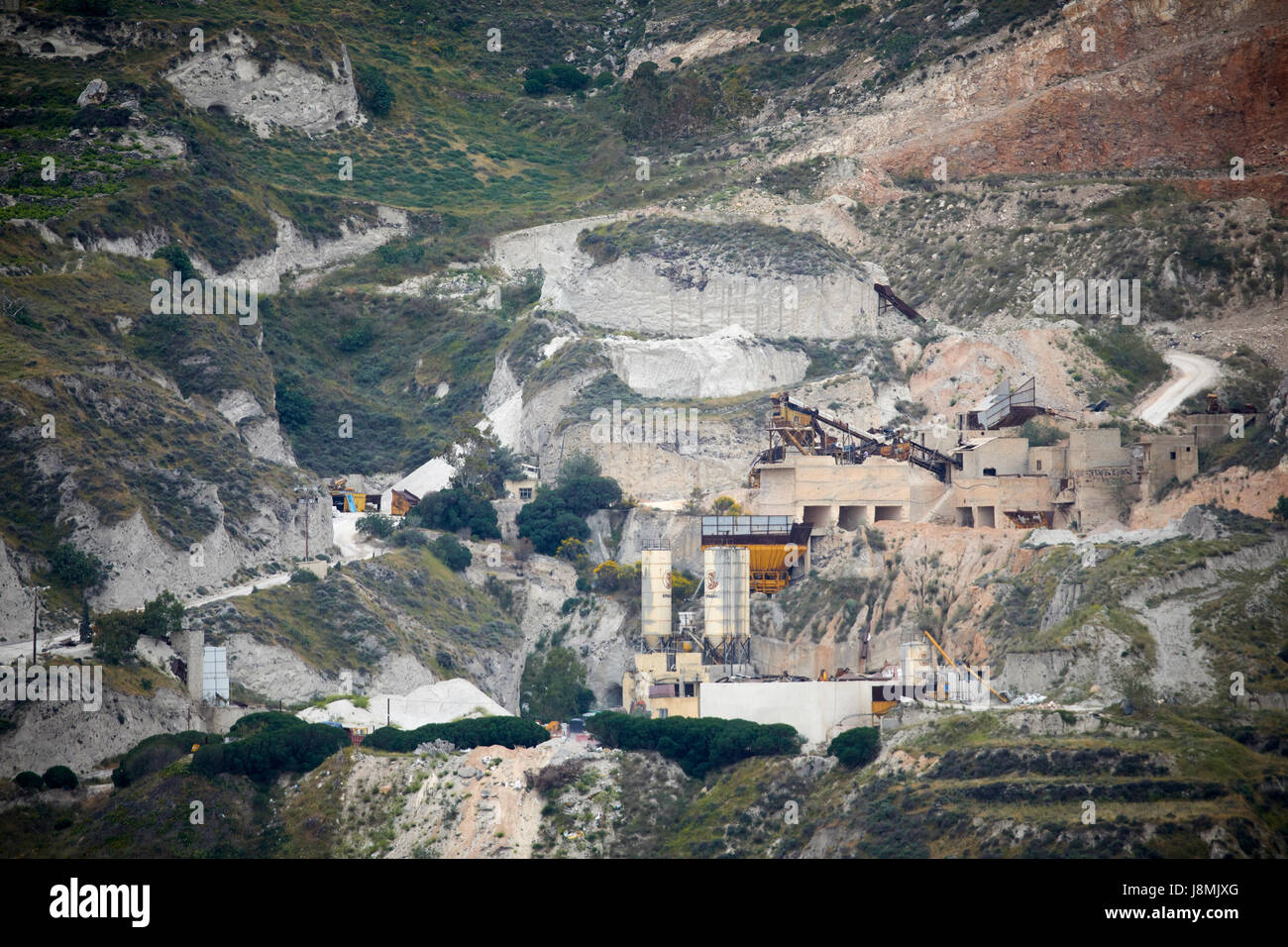 L'île volcanique de Santorin, l'une grecque des Cyclades dans la mer Égée. Carrière de calcaire à Perissa Banque D'Images