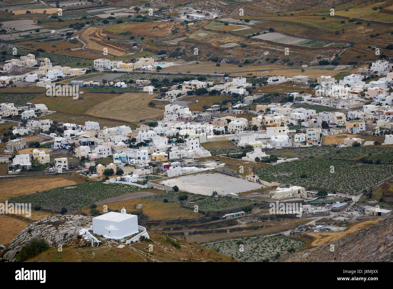 L'île volcanique de Santorin, l'une grecque des Cyclades dans la mer Égée. Parc de logements dans la zone Kamari village local de Éxo Goniá Banque D'Images