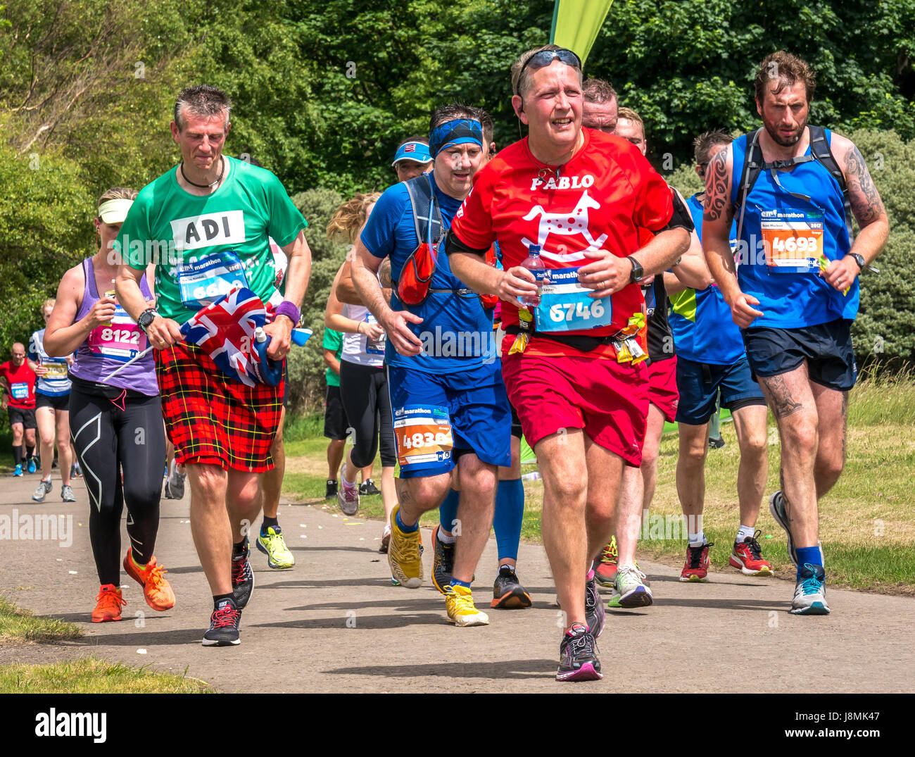 Coureurs au Edinburgh Marathon Festival 2017 à Gosford Estate, East Lothian, Écosse, Royaume-Uni avec un homme qui court dans un kilt Banque D'Images