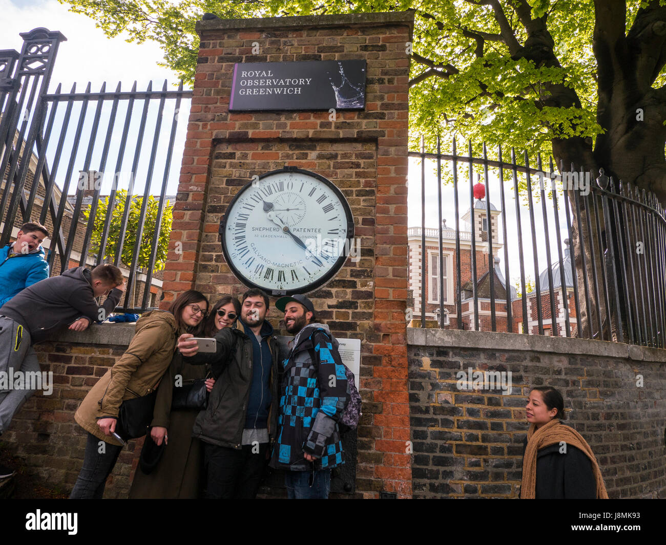 Le Berger gate réveil à l'Observatoire Royal de Greenwich, Londres, Angleterre, indique l'heure de Greenwich ou GMT. Banque D'Images