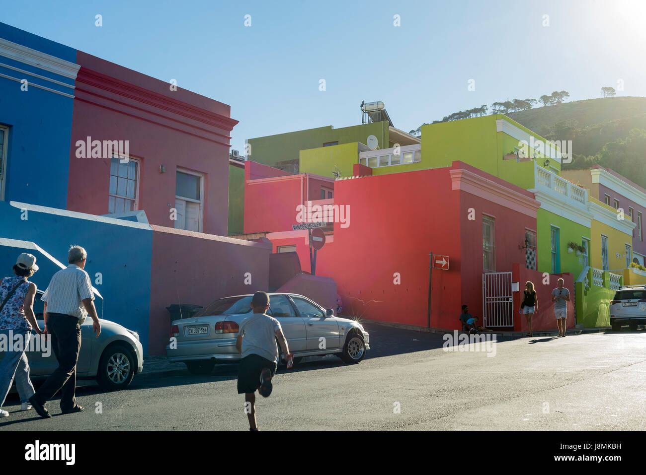 Jeune garçon en marche jusqu'à la rue dans le quartier coloré de Bo-Kaap, Cape Town, Afrique du Sud Banque D'Images