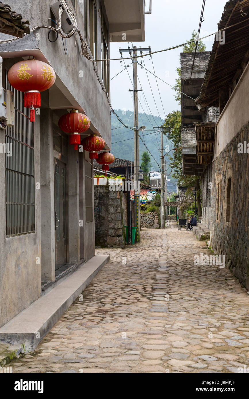 Yuzhong, Zhejiang, Chine. Village-rue entre les maisons. Banque D'Images