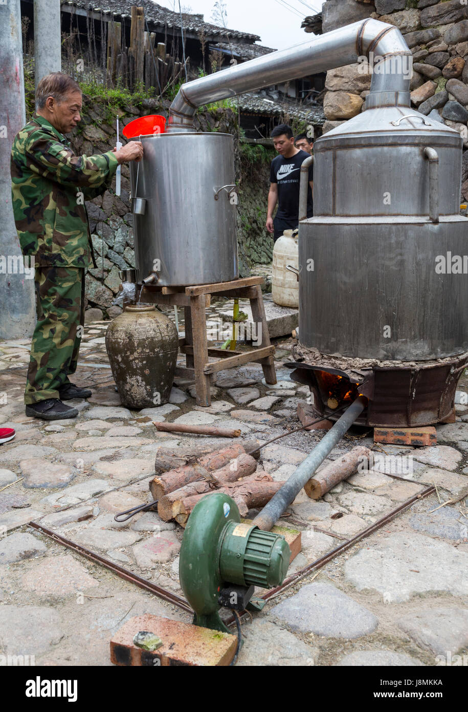 Yuzhong, Zhejiang, Chine. La Distillerie de village pour la fabrication du vin de riz. Banque D'Images