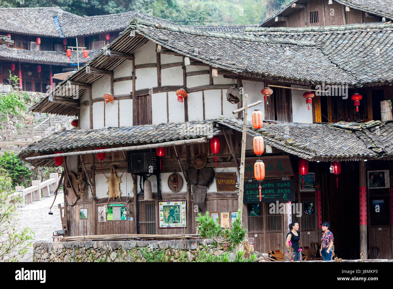 Linkeng, Zhejiang, Chine. Maison traditionnelle à la restauration maintenant commerce touristique. Banque D'Images