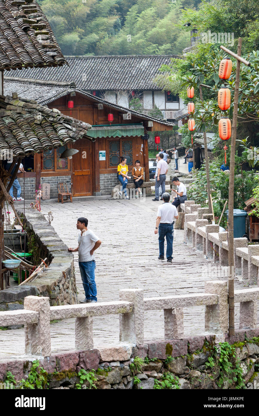 Linkeng, Zhejiang, Chine. Scène de village en montrant les touristes chinois. Banque D'Images